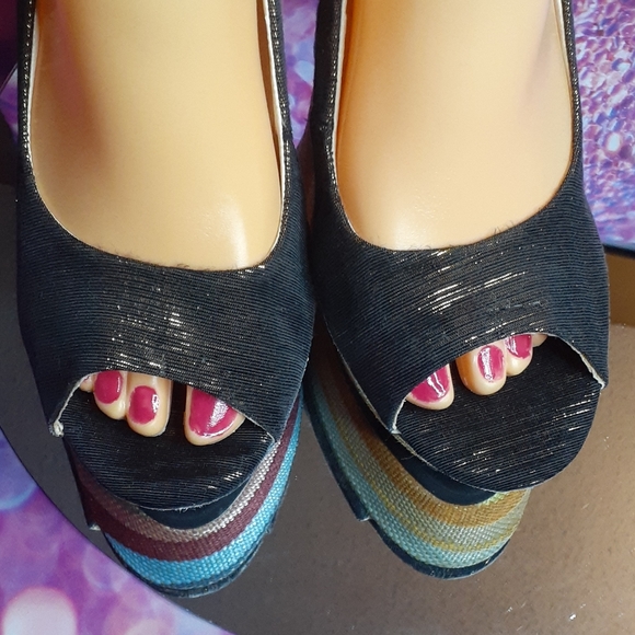 RFH - Black w/Woven Gold Rainbow Wedges - Picture 4 of 7